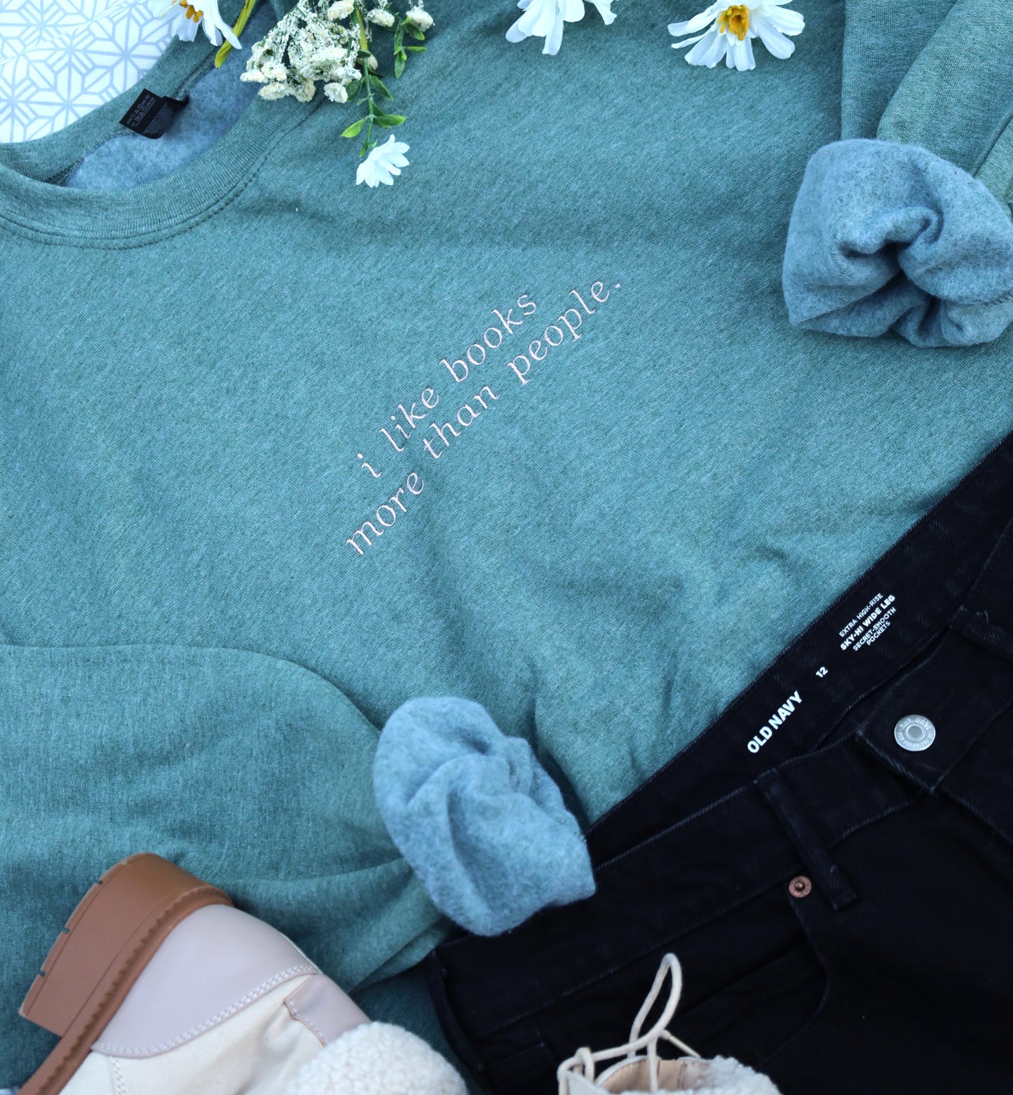 Sudadera con cuello redondo bordada "Me gustan más los libros que las personas"